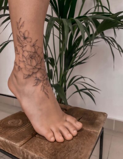 ci gi tattoo caviglia floreal