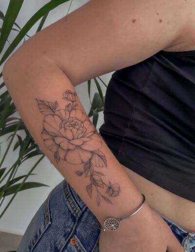 ci gi tattoo fiore sul braccio