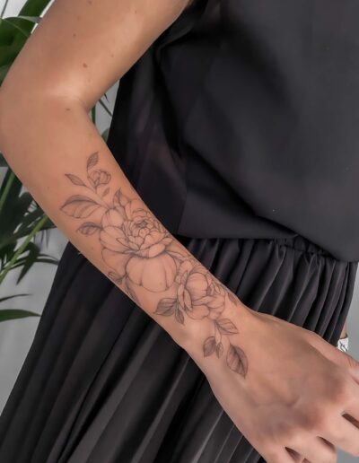 ci gi tattoo fiori sul braccio