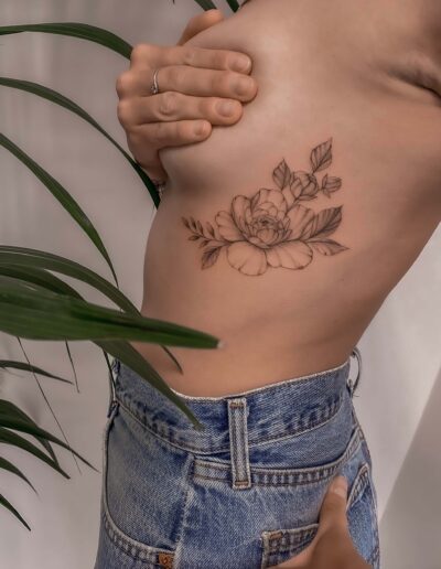 ci gi tattoo flower sul fianco